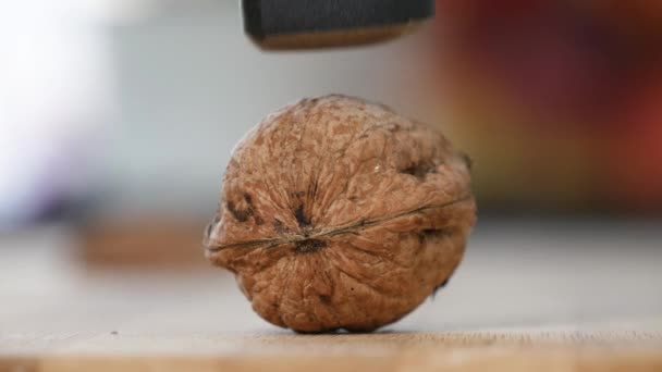 Close Shooting Seleccionando Nueces Agrietadas Mesa Nueces Picadas Abiertas Con — Vídeos de Stock