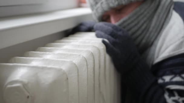 Studený Muž Zimním Oblečení Třesou Snaží Zahřát Horkého Radiátoru Místnosti — Stock video
