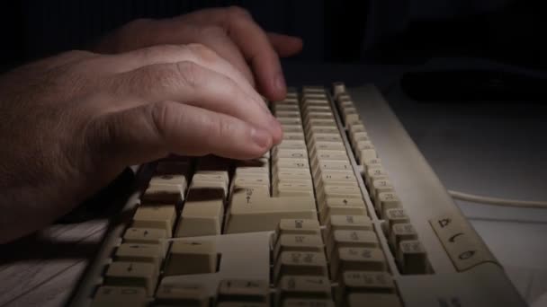 Nahaufnahme Mit Einer Tastatur Und Einem Computerprogrammierer Der Eine Codezeile — Stockvideo
