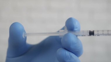 Doktor 'un Eli Sterilize Şırıngayla Aşı Yapıyor. Virüs Küresel Salgınında Bağışıklık Konsepti, Aşı Kampanyası.