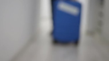 Adam Pandemik Kısıtlarda Seyahat Ediyor. Aşılanmış Kişi Aşılanmış İşaretli Çantasıyla Yolculuktan Eve Dönüyor.