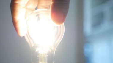 Sokette bir Led Ampulü Döndürmek, Odada Işığı Açmak. Ev Tasarruf Enerjisi Led Lights Aydınlatması Kullanılıyor.