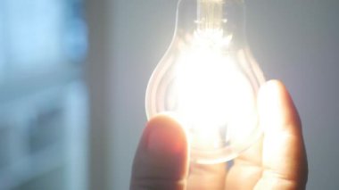 Sokette bir Led Ampulü Döndürmek, Odada Işığı Açmak. Ev Tasarruf Enerjisi Led Lights Aydınlatması Kullanılıyor.