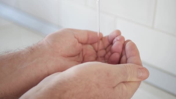 Διψασμένος Συλλέγει Φρέσκο Νερό Χέρια Του Άντρας Γεμίζει Χέρια Του — Αρχείο Βίντεο