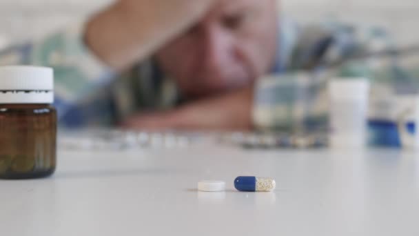 Pessoa Sofredora Tomar Medicamentos Homem Com Uma Doença Grave Leva — Vídeo de Stock