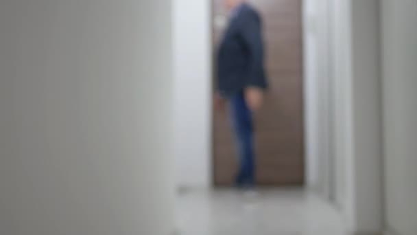 Persona Che Entra Nell Appartamento Accende Luci Una Una Uomo — Video Stock
