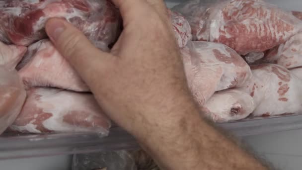 Человек Забирает Замороженное Мясо Холодильника Запасы Замороженного Мяса Порции Полках — стоковое видео