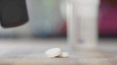 Ezilmiş Uyuşturucuları Çekiç Kullanarak Ezmek. Tıbbi haplar etkinliği yok ediyor. Kirlilik Karşıtı Eylem, Kullanım Dışı İlaçlar.