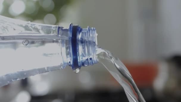 Durstige Person Gießt Klares Wasser Aus Einer Plastikflasche Kaltes Und — Stockvideo