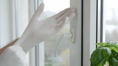 Koruyucu Eldiven ile Bir Hastanenin Penceresini Açar