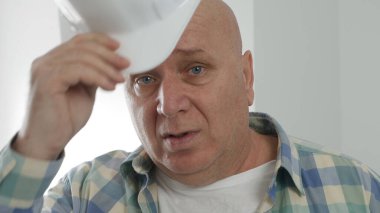 Teknik bir toplantıda konuşan ve hareket eden bir mühendisin görüntüsü..