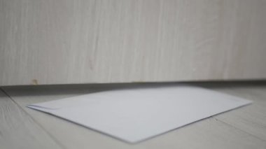 Kapı girişinden posta teslimatı alan kişi. Kapının Önündeki Postacının Bıraktığı Mektupları Almak. Posta Teslimatı.