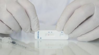 Bir doktorla Coronavirus Testi çekiyoruz. Negatif Sars Cov 2 Testi Hastanedeki bir hemşire tarafından kontrol altında tutuluyor.