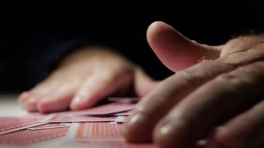 Kumar, bahis ve kazanma. Kart oyunu oynuyorum. Bir kişi iskambil oynuyor ve eğleniyor. Kumar Müsabakası Kumar Kartları.