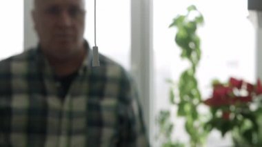 Odada Işığı Açan Bir Kişi. Adam evdeki Led Ampulünü kapatan elektrik düğmesini çekiyor. Enerji Krizi Konsepti.