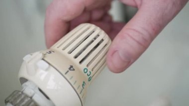 Radyatör Sıcaklığını Düşük Ayarlamak, Termostat Değerini Değiştirmek ve Termik Enerji Tüketimini Denetlemek. Enerji Krizi Konsepti.