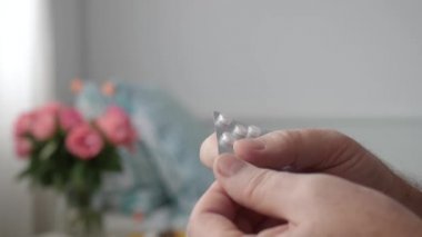 Acı çeken yaşlı kişi tıbbi bir tedavi için ilaç alıyormuş. Hasta kişi tıbbi tedavi görüyor..