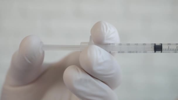 Doktorova Ruka Vyrábí Vakcínu Sterilizovanou Injekční Stříkačkou Koncepce Imunizace Vakcinační — Stock video