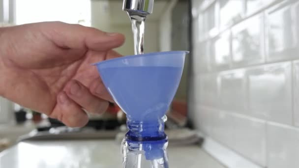Plastik Şişeyi Taze Suyla Doldurmak Plastik Huni Kullanmak Bir Alıcıda — Stok video
