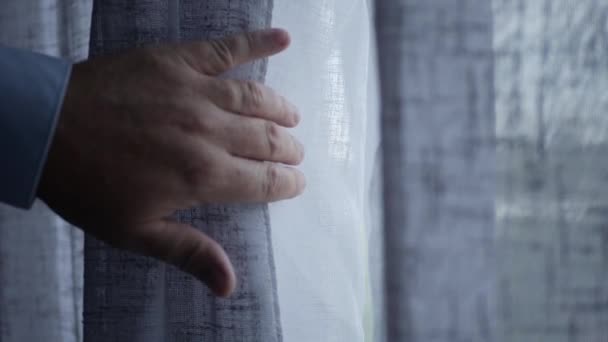 Espionnage Derrière Rideau Tire Les Draps Regardant Travers Fenêtre Une — Video