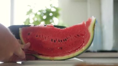 Tatlı ve Taze Karpuzla Lezzetli Kahvaltı. Doğal ve Sağlıklı Beslenme. Meyve ve Vitaminli Vegan Diyet.