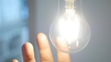 Sokette Led Ampulü Döndürmek, Odadaki Işığı Kapamak. Ev Tasarruf Enerjisi Led Lights Aydınlatması Kullanılıyor.