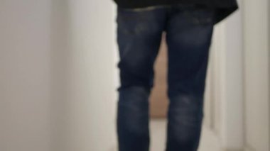 Apartmandan ayrılan ve ışıkları tek tek kapatan kişi. İşadamı Ofisten Ayrılıp Işıkları Kapatıyor.