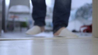 Kapının önüne Posta Paketi koymak, Posta Kuryesi Teslimatını beklemek. Posta Servisi ile Paketler.
