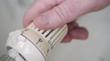 Radyatör Sıcaklığını Düşük Ayarlamak, Termostat Değerini Değiştirmek ve Termik Enerji Tüketimini Denetlemek. Enerji Krizi Konsepti.