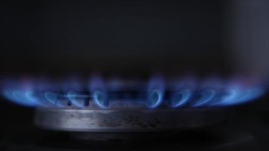 Mutfak sobası alev alev yanıyor. Metan gazı krizi, Küresel Enerji Krizi Konsepti. Çevre Koruma Konsepti.