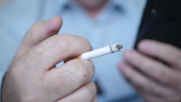 Podnikatel Který Kouří Cigaretu Zavolejte Pomocí Mobilního Telefonu Uvolněná Osoba — Stock video