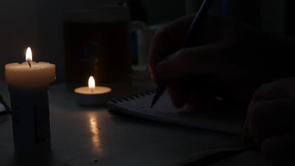 Hombre Escribiendo Con Una Pluma Pedazo Papel Una Habitación Oscura — Vídeo de stock