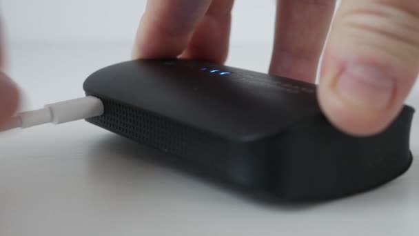 Het Aansluiten Van Een Charger Connector Een Draagbare Oplaadbatterij Opladen — Stockvideo