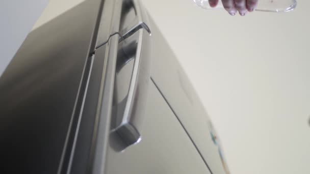 Persona Sedienta Abre Refrigerador Puerta Toma Una Botella Con Agua — Vídeos de Stock