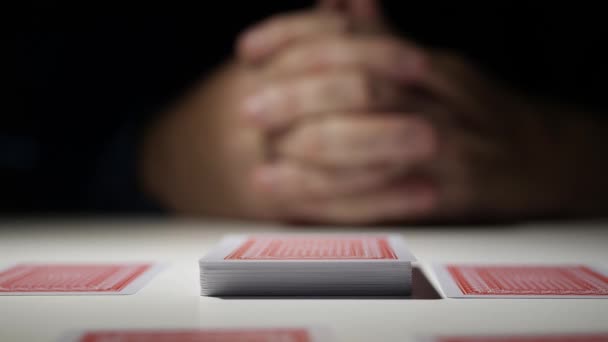 ギャンブル カードゲームをプレイ トランプをして楽しんでいる人が1人います ギャンブル競技 Gaming Cards — ストック動画