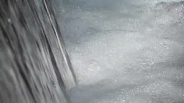 Bergfluss Mit Kristallklarem Wasser Das Einem Wasserfall Fließt Schießen Mit — Stockvideo