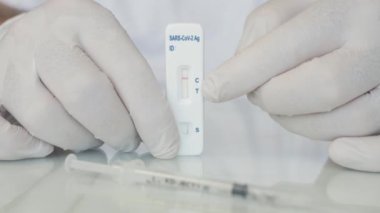 Bir doktorla Coronavirus Testi çekiyoruz. Negatif Sars Cov 2 Testi Hastanedeki bir hemşire tarafından kontrol altında tutuluyor.