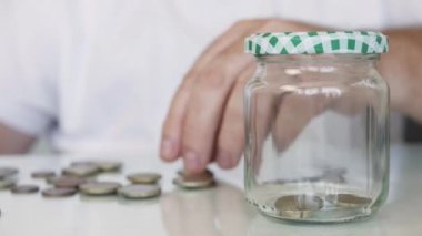 Piggy Bank Jar Coins koyan yaşlı bir insan. Domuzcuk Kumbarasında Çeşitli Paralarla Biriktirilen Tasarruf.