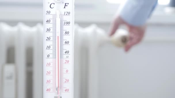 Termómetro Que Indica Temperatura Ambiente Una Persona Borrosa Fondo Que — Vídeo de stock