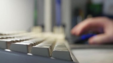 İnternet Sayfalarına Tıklayan Bir Adam ile Bulanık Çekim. Bilgisayarla ya da bilgisayarla çalışmak. Ev Bilgisayarı ile Çevrimiçi Çalışan veya Çalışan Kişi.