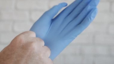 Doktor Sterilize Koruyucu Eldivenleri Tıbbi Müdahale İçin Hazırlıyor. Hemşire Eldiven Giyiyor..