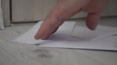 Kapı girişinden posta teslimatı alan kişi. Kapının Önündeki Postacının Bıraktığı Mektupları Almak. Posta Teslimatı.