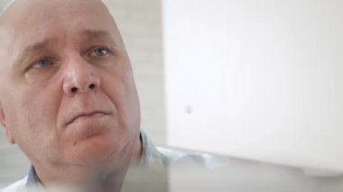 Mutlu İş Adamı Boş Bir Ofis Kapısı Açtı ve Cep Telefonundan Aldı. Yaşlı İnsan Gülümse ve Kabineden Bir Cep Telefonu Al.