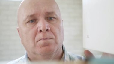 Sigara İçen Boş Bir Ofis Kapısı Açar ve Bir Sigara ve Çakmak İçer. Yaşlı bir adam dolaptan sigara alıyor..