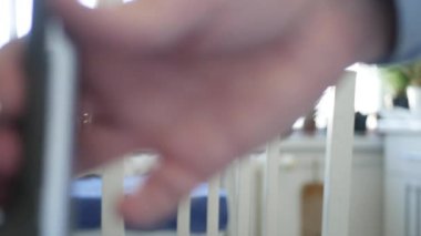 Susamış Kişi Buzdolabının kapısını açar ve Taze ve Soğuk Doğal Suyla bir şişe alır. Gıda Krizi, Boş Buzdolabı Konsepti.