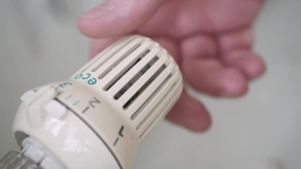 Nastavení vysoké teploty chladiče, změna hodnoty termostatu a kontrola spotřeby tepelné energie. Koncepce energetické krize. — Stock video