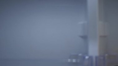 Bir kişi buzdolabının kapısını açar ve taze doğal suyla şişenin içine koyar. Gıda Krizi, Boş Buzdolabı Konsepti.