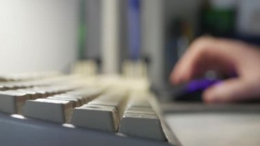 İnternet Sayfalarına Tıklayan Bir Adam ile Bulanık Çekim. Bilgisayarla ya da bilgisayarla çalışmak. Ev Bilgisayarı ile Çevrimiçi Çalışan veya Çalışan Kişi.