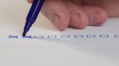 İşadamı Kontrol Listesi Kutusunu İşaretliyor. Yapılacaklar Listesini İşaretliyorum. Bir İşaretleme Listesinin Tüm Kutularını İşaretleyen Bir Kişi.