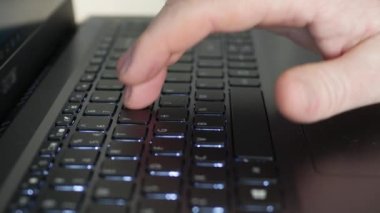 Laptop Klavyesinde Metin Yazıyor. Not Defteri Kullanan, Gönderen, Okuyan, E- postaları Okuyan ve İnternet Tarayan Adam. İşadamı bilgisayarda çalışıyor..